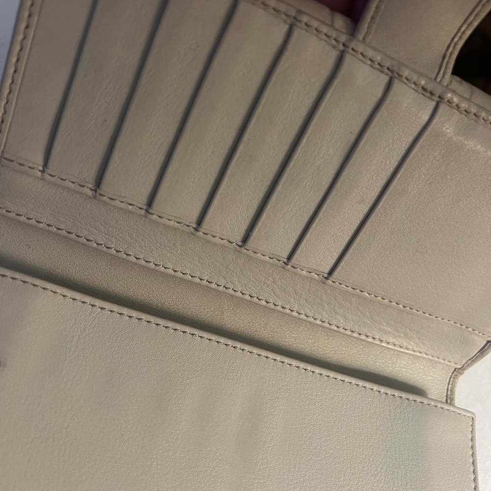 Gucci billfold wallet in great condition Embossed Leather Accessory - Picture 7 of 7